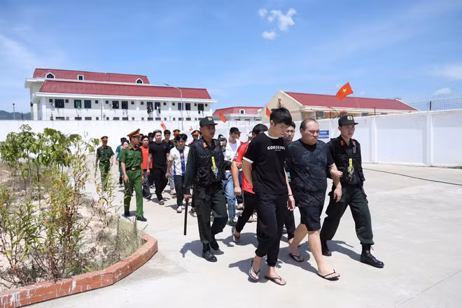 Các đối tượng trong đường dây phạm tội được dẫn giải về trại tạm giam.