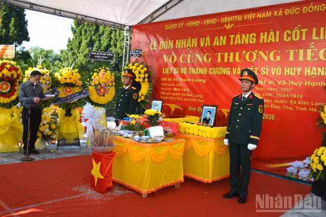 Lễ truy điệu và an táng hài cốt hai liệt sĩ được tổ chức trang trọng, chu đáo. (Ảnh: Ngô Tuấn)