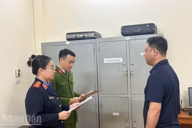 Cơ quan chức năng tống đạt các quyết định đối với Nguyễn Viết Linh.