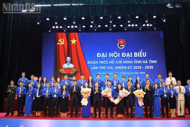 Các đồng chí lãnh đạo Trung ương Đoàn, tỉnh Hà Tĩnh tặng hoa chúc mừng Ban chấp hành Tỉnh đoàn khóa XIX.