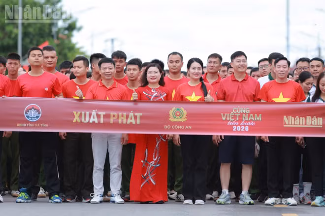 Các đồng chí đại diện lãnh đạo tỉnh Hà Tĩnh cùng đông đảo người dân trên địa bàn tham gia chương trình "Cùng Việt Nam tiến bước". (Ảnh: NT) 