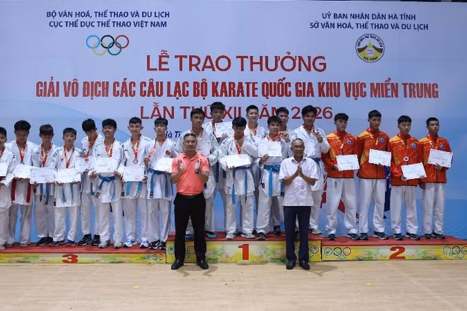 Đại diện Ban tổ chức trao thưởng cho các vận động viên thi đấu xuất sắc.