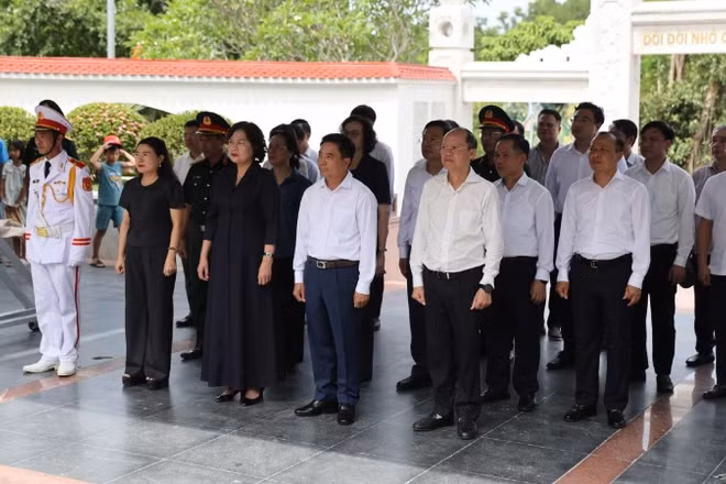 Các đồng chí lãnh đạo Quốc hội, tỉnh Hà Tĩnh dâng hương tại Khu mộ 10 nữ Anh hùng liệt sĩ, thanh niên xung phong Ngã ba Đồng Lộc.