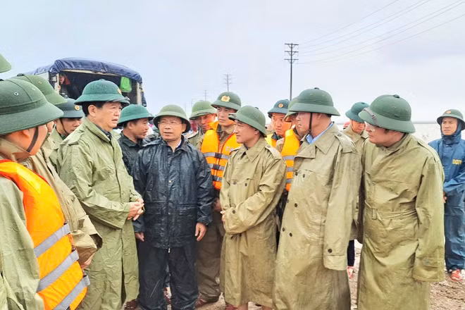 Phó Thủ tướng Mai Văn Chính kiểm tra tình hình ứng phó mưa lũ tại Vũng Áng.