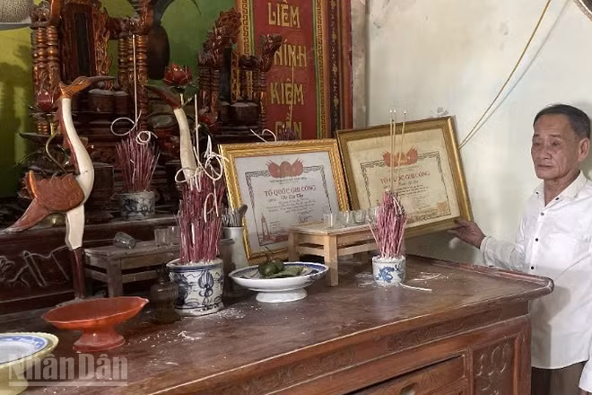 Ông Trần Trung, em trai 2 liệt sĩ Võ Tấn Thọ và Trần Sỹ Lực bên bàn thờ hai anh trai là liệt sĩ Võ Tấn Thọ và Trần Sỹ Lực.