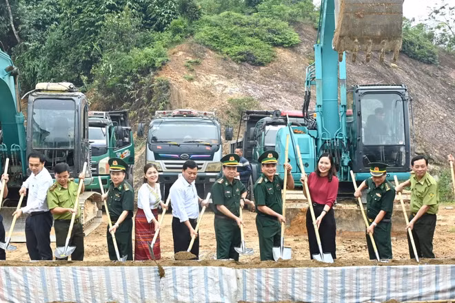 Các đại biểu thực hiện nghi thức khởi công công trình. (Ảnh: NT)