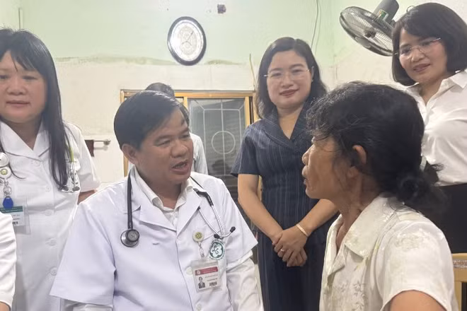 Các đồng chí đại diện lãnh đạo tỉnh Hà Tĩnh, Bệnh viện Bạch Mai và BIDV thăm hỏi, tư vấn sức khoẻ cho người dân.