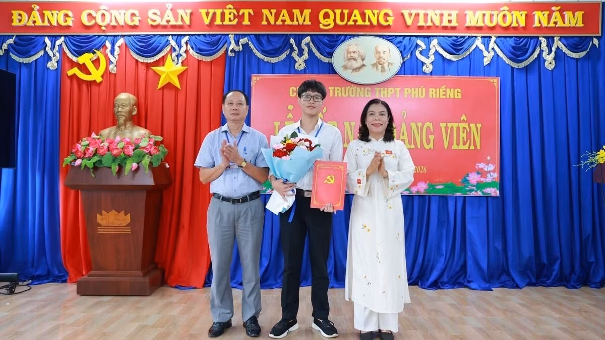 Em Lê Hữu Phú (lớp 12A5), Trường trung học phổ thông Phú Riềng nhận Quyết định kết nạp đảng viên của Đảng ủy xã Phú Riềng.