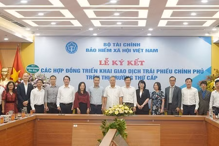 Lãnh đạo Bảo hiểm xã hội Việt Nam và đại diện các cơ quan, đơn vị, đối tác tại sự kiện. (Ảnh: VSS) 
