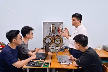 Tiến sĩ Nguyễn Trung Hiếu (áo trắng) – Trưởng khoa, Khoa Kỹ thuật Điện tử 1 của Học viện Công nghệ Bưu chính Viễn thông.