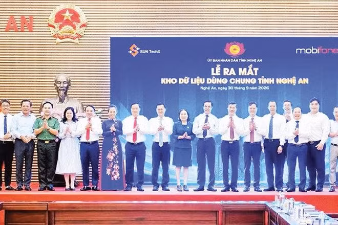 Đại diện lãnh đạo tỉnh Nghệ An và các đơn vị tại sự kiện công bố vận hành thử nghiệm kho dữ liệu dùng chung (Ảnh HIẾU HÀ)