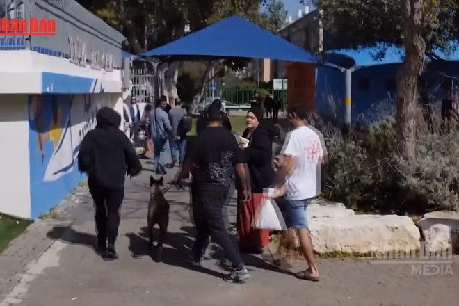 [Video] Iran phóng loạt tên lửa vào Israel, hàng triệu người phải trú ẩn 