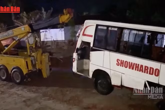 [Video] Bangladesh: Xe khách rơi xuống sông, 24 người thiệt mạng 
