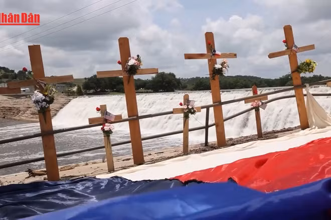 [Video] Mưa lớn cản trở nỗ lực cứu hộ sau lũ quét ở Texas, số người thiệt mạng tăng lên 131