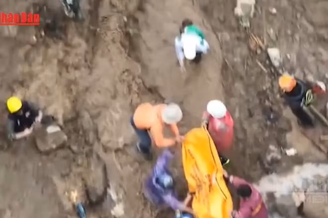 [Video] Indonesia tìm kiếm hơn 80 người mất tích trong vụ lở đất tại Tây Java