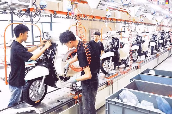 Công nhân lắp ráp xe máy điện tại Nhà máy Yadea, Khu công nghiệp Tân Hưng, Bắc Ninh.