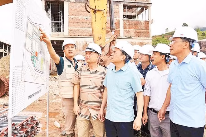 Đồng chí Nguyễn Văn Đoạt (người thứ 3 từ phải sang), Phó Chủ tịch Ủy ban nhân dân tỉnh Điện Biên kiểm tra thực địa tiến độ thi công Trường nội trú liên cấp Nà Bủng trên địa bàn xã biên giới Nà Bủng, tỉnh Điện Biên.