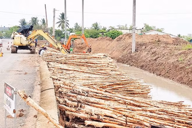 Xây dựng đường 827E giáp đường tỉnh 833 là chương trình hành động tại xã Tân Trụ sau khi chính quyền hai cấp hoạt động.