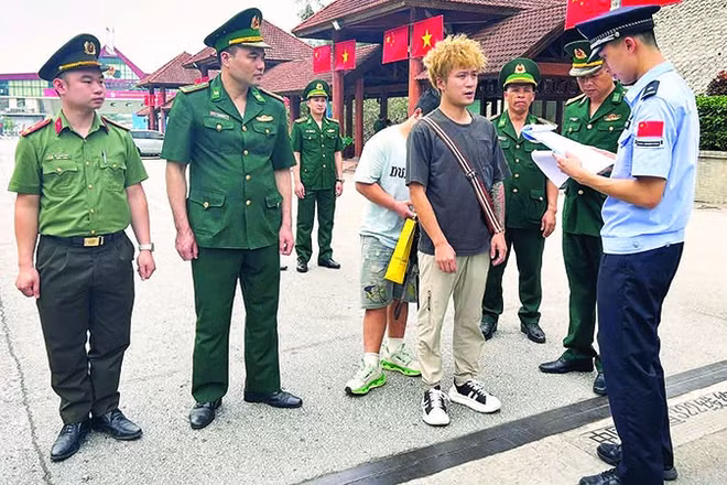 Công an phối hợp với Bộ đội Biên phòng kiểm tra người xuất, nhập cảnh tại Cửa khẩu quốc tế Hữu Nghị.