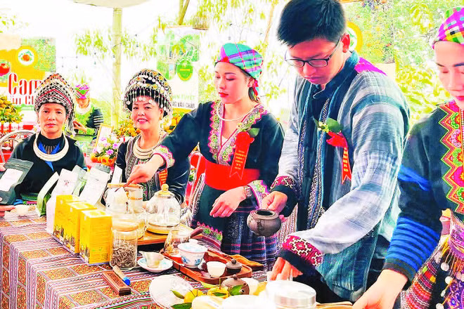 Chị Lâm Thị Kim Thoa (người thứ hai từ trái sang) trong lễ hội chè Shan tuyết Suối Giàng.
