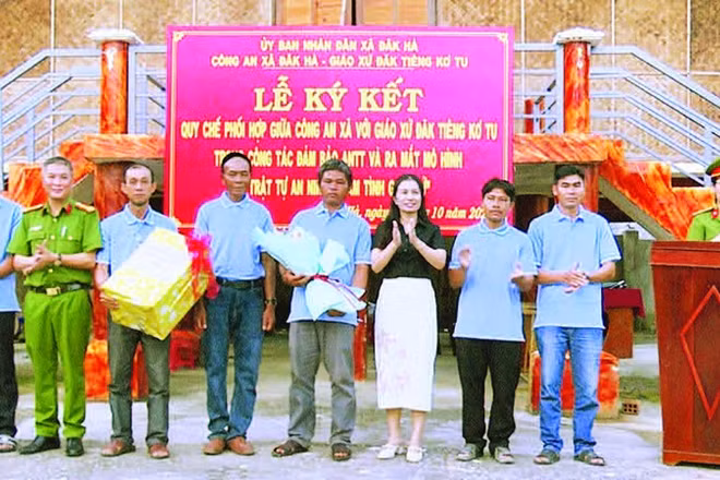 Tổ điều hành mô hình “Trật tự an ninh, thắm tình giáo xứ” tại lễ ký kết.