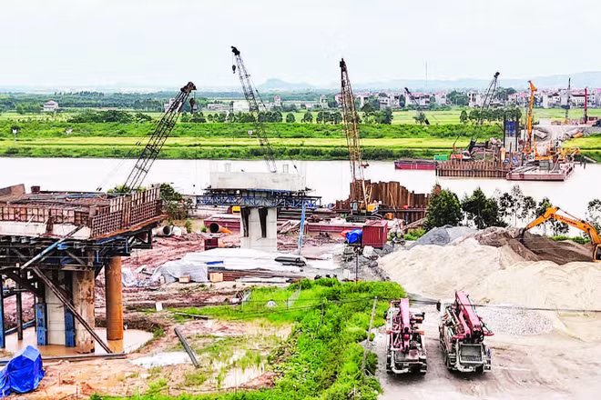 Thi công cầu Cẩm Lý tách đường bộ và đường sắt trên Quốc lộ 37 nối Bắc Ninh với Hải Phòng.