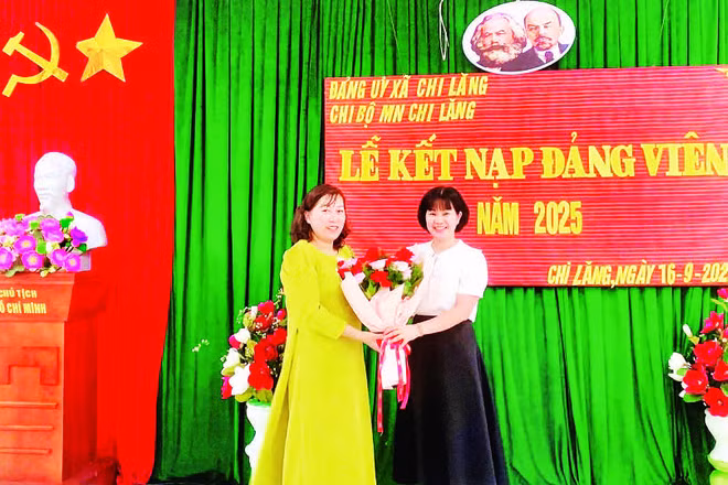 Lãnh đạo Ban Xây dựng Đảng, Đảng ủy xã Chi Lăng tặng hoa chúc mừng đảng viên mới được kết nạp.