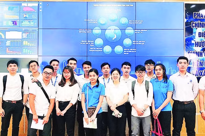 Sinh viên ngành Công nghệ thông tin của UDCK đi thực tế.