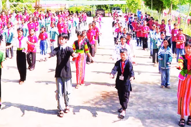 Trang phục, các trò chơi dân gian, các điệu dân ca, dân vũ được đưa vào những buổi sinh hoạt ngoại khóa.