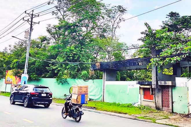 Khu "đất vàng" của Công ty Nguyễn Kim (đối diện Khu nhà Công tử Bạc Liêu) hiện vẫn bỏ hoang.
