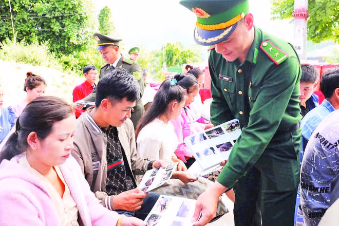 Bộ đội Biên phòng tỉnh Điện Biên phát tờ gấp tuyên truyền pháp luật đến đồng bào dân tộc thiểu số ở biên giới Việt Nam - Lào.