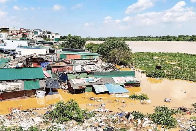 Biến đổi khí hậu gây ra lụt lội, tác động lớn đến đời sống cư dân ven sông.