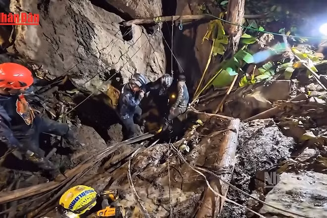 [Video] Lào giải cứu 5 người trong hang ngập nước, 2 người vẫn mất tích 
