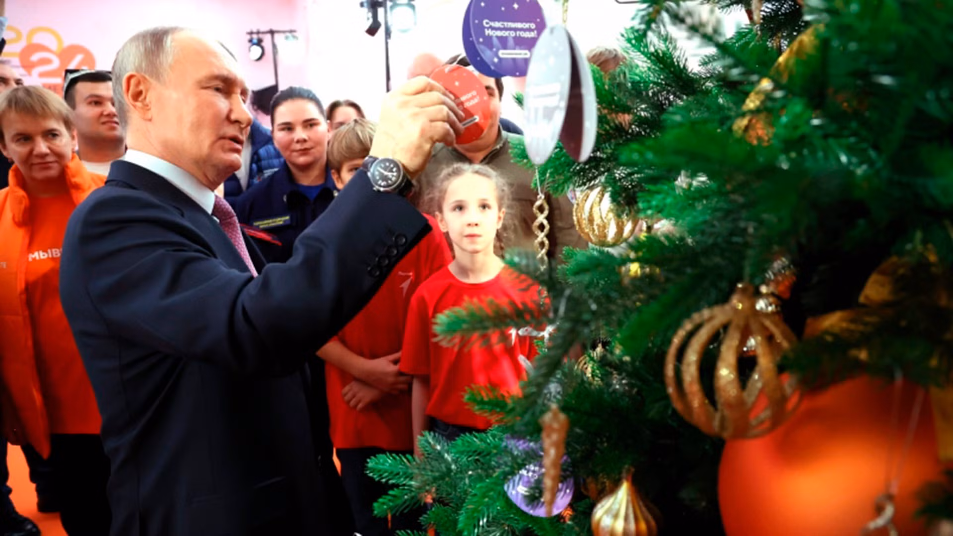 Tổng thống Nga Vladimir Putin tham gia chương trình "Cây thông điều ước". (Ảnh: RIA Novosti)