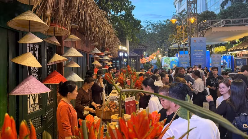 Đông đảo đại biểu trong nước và quốc tế khám phá không gian ẩm thực tại Phố Sách Hà Nội.