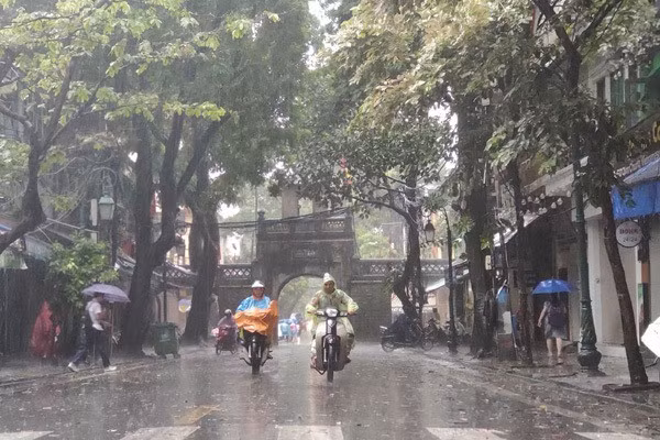 Hà Nội nỗ lực bảo đảm an toàn cho khách du lịch khi bão số 3 đang gây mưa to, gió lớn.