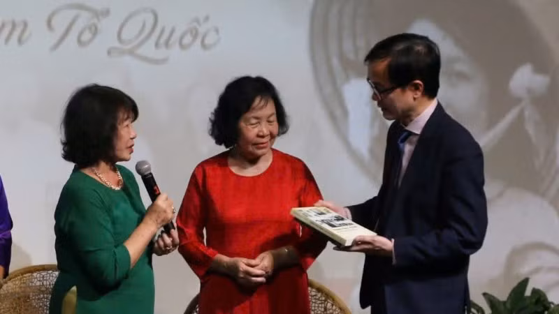 Gia đình Liệt sĩ Đặng Thùy Trâm trao tặng Bảo tàng Hà Nội nhiều hiện vật quý.