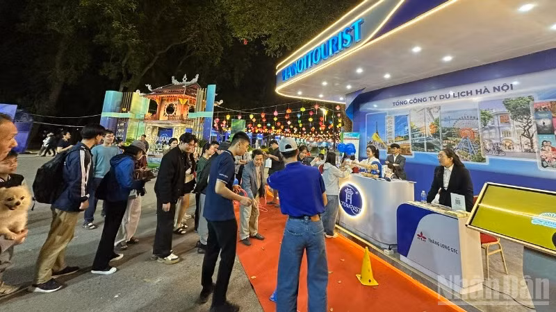 Khách tham quan xếp hàng để tham gia các trải nghiệm tại Lễ hội.