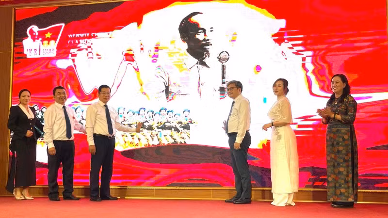 Các đại biểu nhấn nút ra mắt nền tảng số “A80 - Tự hào Việt Nam”.