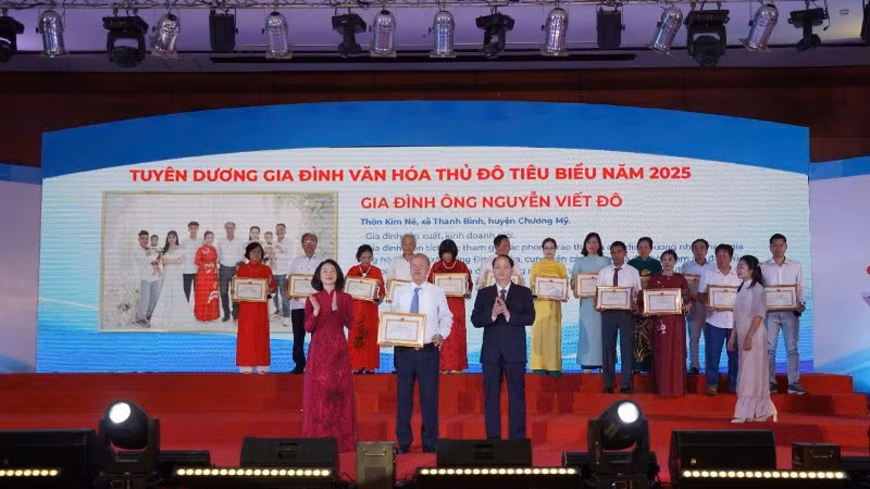 Thành phố Hà Nội tôn vinh những gia đình giữ được nét đẹp văn hóa gia đình truyền thống và có nhiều đóng góp cho xã hội. 