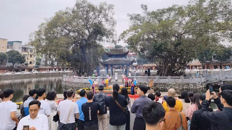 Khách du lịch chen chân đến với di tích Văn Miếu-Quốc Tử Giám.