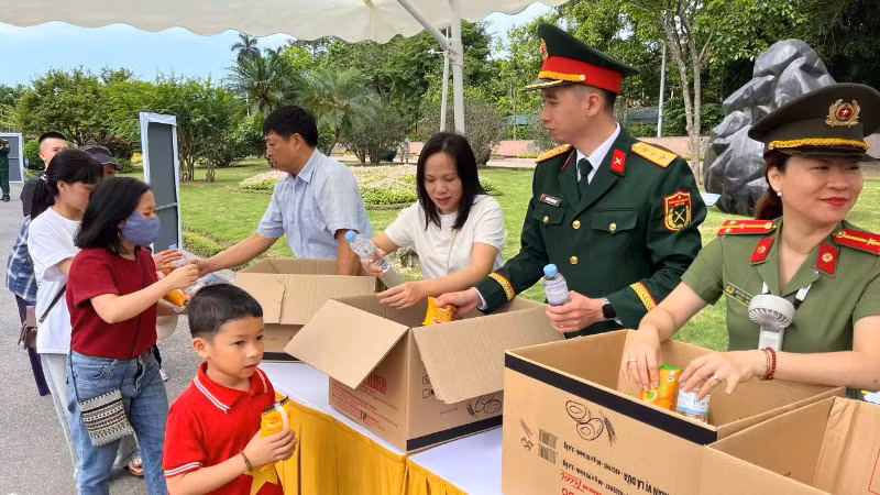 Sở Du lịch Hà Nội tặng bánh và nước uống cho khách đến viếng Lăng Chủ tịch Hồ Chí Minh.