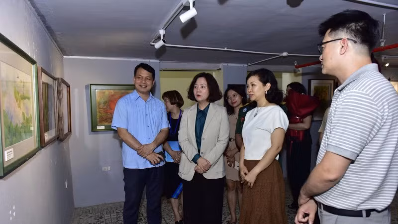 Các đại biểu trao đổi về những tác phẩm tiêu biểu trong triển lãm.