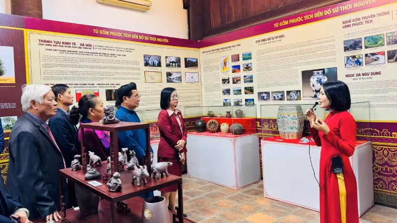 Các đại biểu tham quan trưng bày sản phẩm gốm Bát Tràng và gốm Phước Tích. 