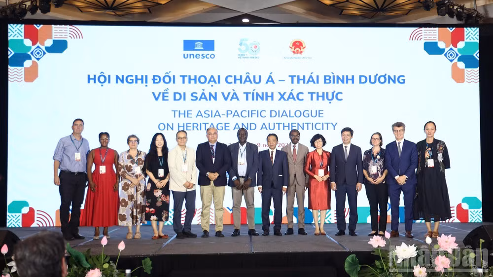 Các đại biểu chụp hình lưu niệm trong phiên bế mạc.