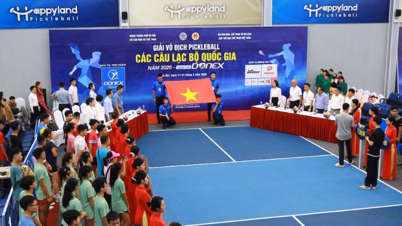 Các vận động viên thực hiện nghi lễ chào cờ trong lễ khai mạc.