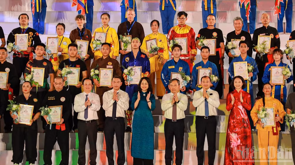 Các đại biểu chúc mừng các võ sư, võ sĩ tham dự Festival.