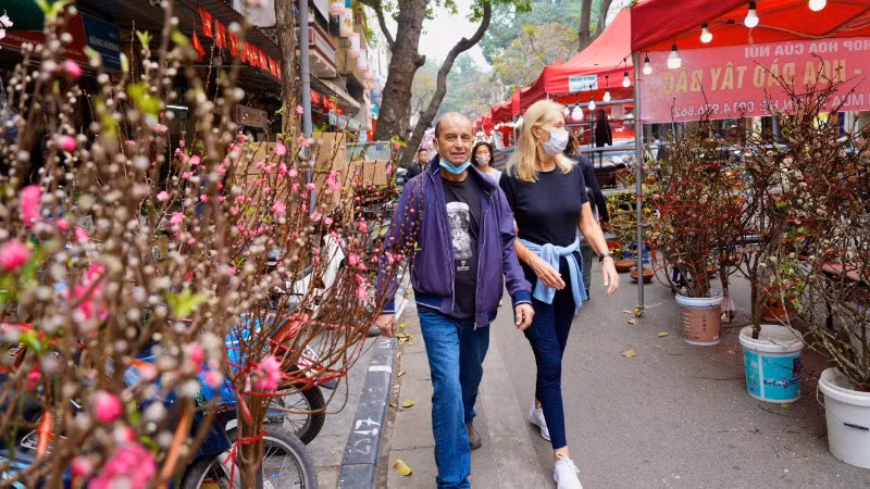 Chợ hoa xuân phố cổ Hà Nội không chỉ thu hút người dân thành phố, mà còn là điểm đến của khách quốc tế.