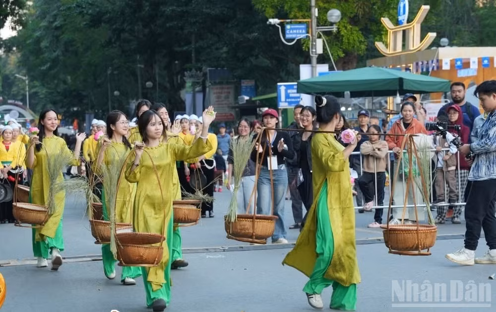 Festival Thu Hà Nội là hoạt động quảng bá, giới thiệu nét đẹp Hà Nội trong mùa thu nhằm kích cầu du lịch Thủ đô.