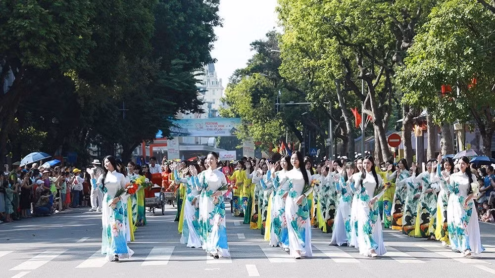 Hà Nội luôn chú trọng quảng bá nét đẹp của thành phố trong mùa thu. (Ảnh: HTV)